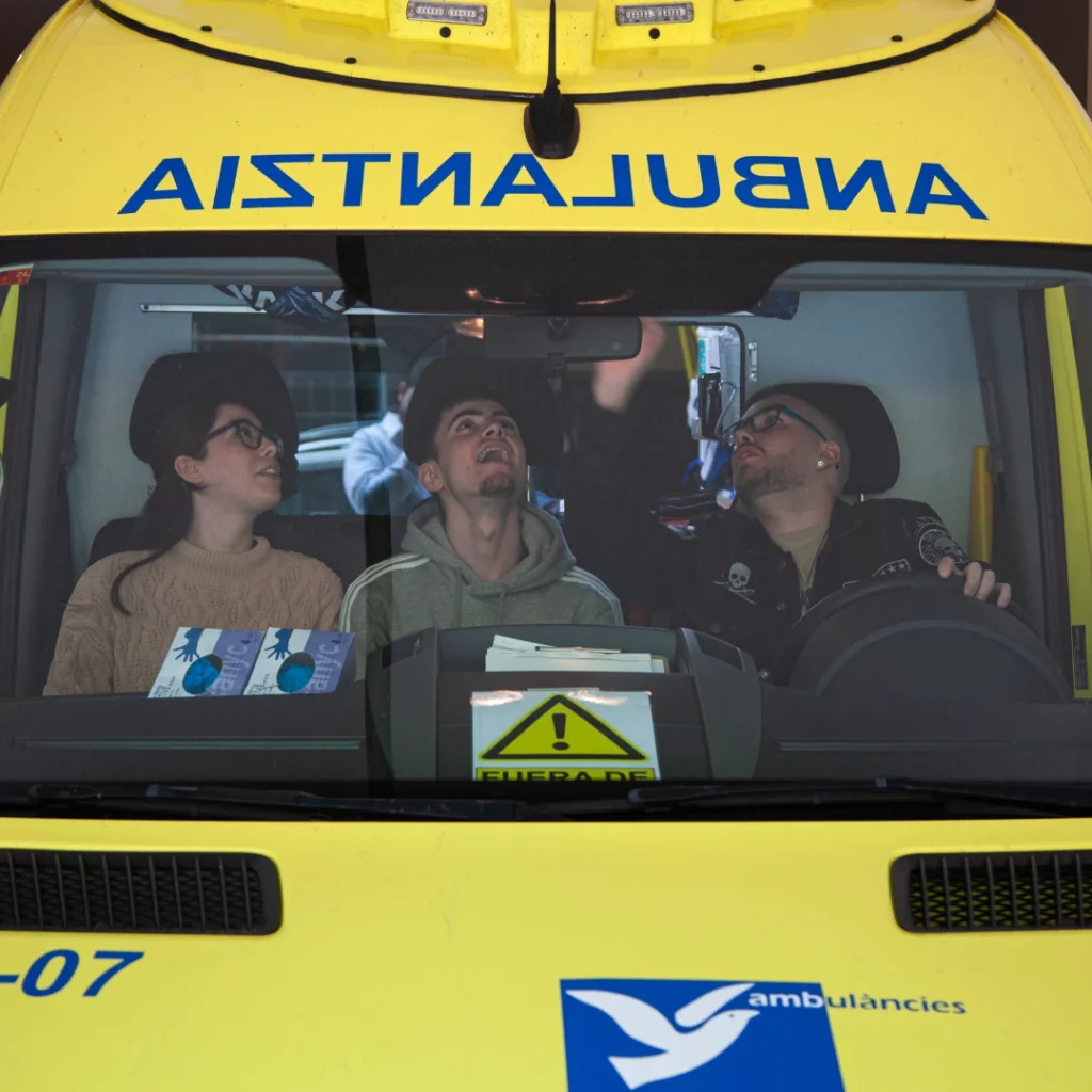 Alumnos dentro de la ambulancia